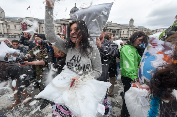 Κάνουν μαξιλαροπόλεμο για την Ελλάδα