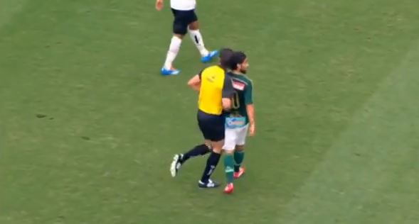 ΒΙΝΤΕΟ-Διαιτητής έριξε κουτουλιά σε παίκτη