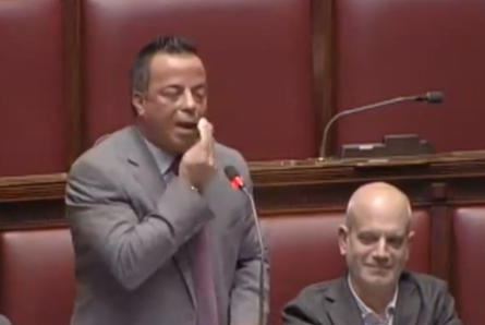 Βουλευτής εμφάνισε χειροπέδες στο ιταλικό Κοινοβούλιο