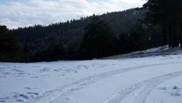 Χιονίζει στα ορεινά της Λάρισας