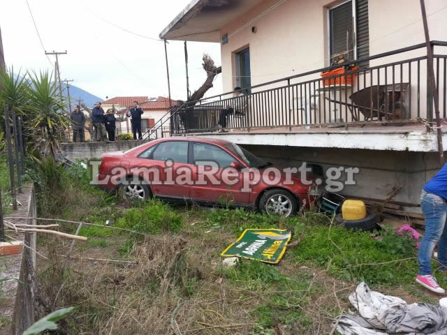 ΦΩΤΟ-Αυτοκίνητο στη… βεράντα