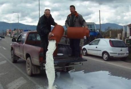 Κτηνοτρόφοι έχυσαν γάλα στον δρόμο