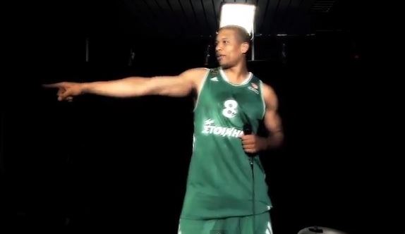 ΒΙΝΤΕΟ-Ο Μπατίστ ετοιμάζεται να τραγουδήσει…