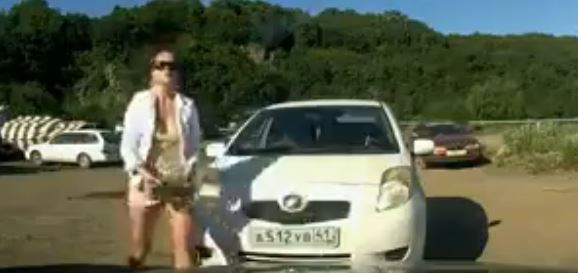 ΒΙΝΤΕΟ-Ζήλεψε και του έκαψε το αυτοκίνητο