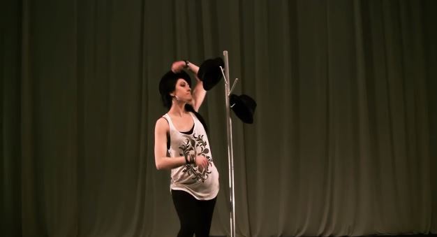 ΒΙΝΤΕΟ-Ζογκλέρ με καπέλα