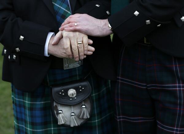 Νόμιμοι οι γάμοι ομοφυλόφιλων στη Σκωτία