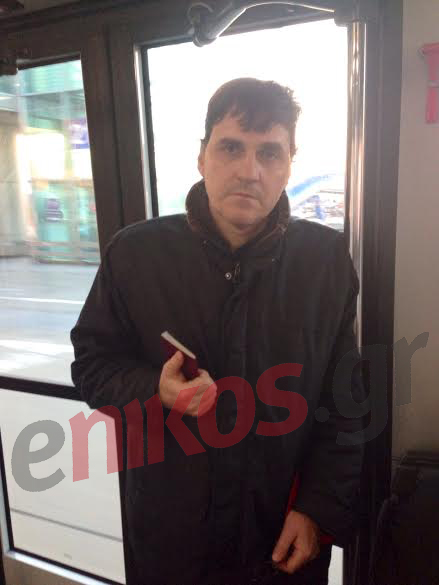 ΦΩΤΟ-Ο Φιλιππίδης με το διαβατήριο στο χέρι