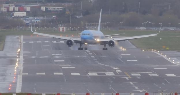 ΒΙΝΤΕΟ-Ηρωικές προσγειώσεις που κόβουν την ανάσα