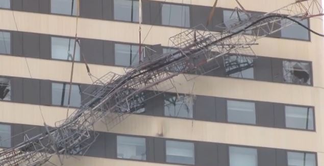 ΒΙΝΤΕΟ-Άνεμοι έριξαν κεραία πολυκατοικίας