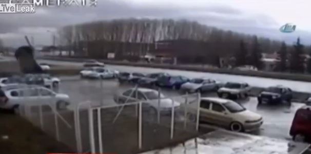 ΒΙΝΤΕΟ-Δεν θα πιστέψετε που… πάρκαρε