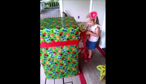 ΒΙΝΤΕΟ-Άνοιξε το καλύτερο δώρο