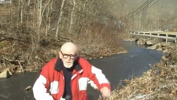 ΒΙΝΤΕΟ-Ρεπόρτερ πέφτει σε μολυσμένο ποτάμι