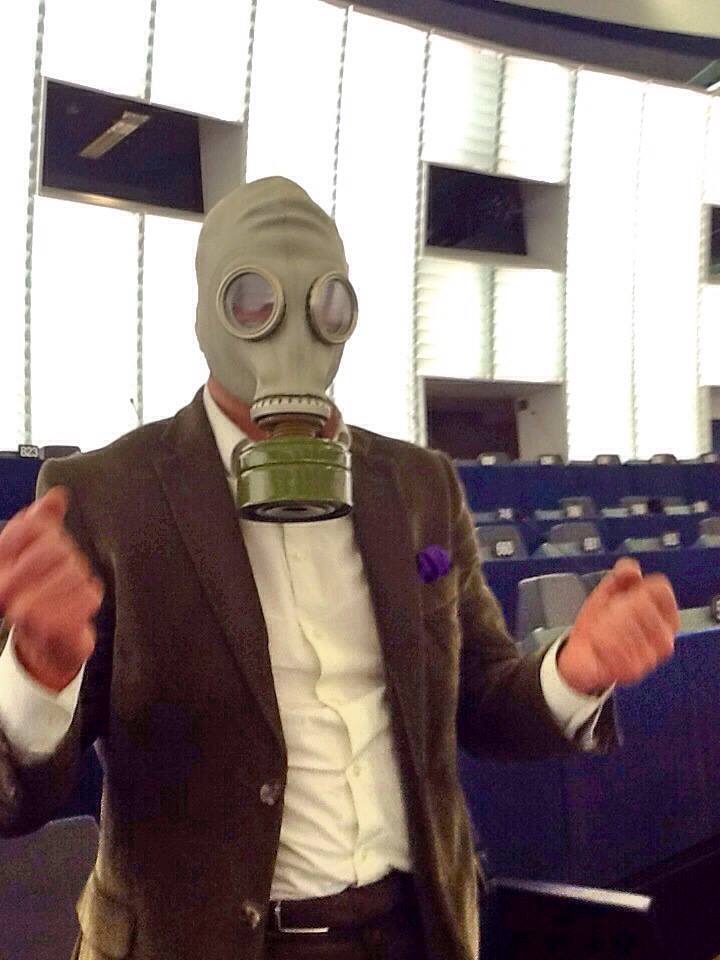 ΦΩΤΟ-Με αντιασφυξιογόνο μάσκα ο Χατζημαρκάκης