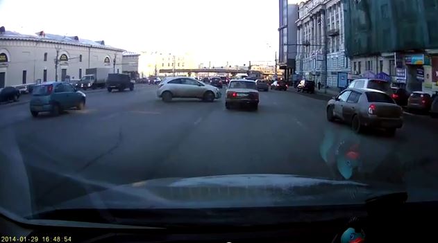 ΒΙΝΤΕΟ-Δεν τράκαρε, αλλά πάρκαρε