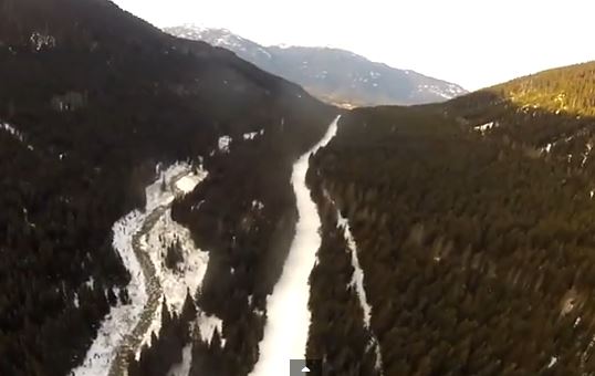 ΒΙΝΤΕΟ-Άλμα στο κενό τιμής ένεκεν