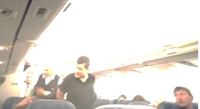 ΒΙΝΤΕΟ-Χειροπέδες στην άτακτη της πτήσης