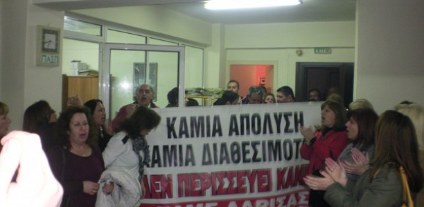 ΦΩΤΟ-“Μπλόκο” στον Σκανδαλίδη στη Λάρισα