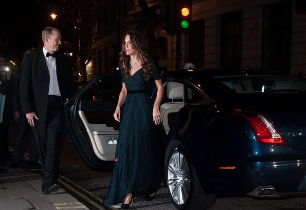 ΦΩΤΟ-Το κολιέ που δάνεισε η Ελισάβετ στην Kate