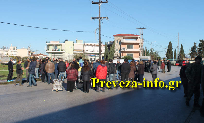 ΒΙΝΤΕΟ-Μπλόκαραν τη λαϊκή στην Πρέβεζα