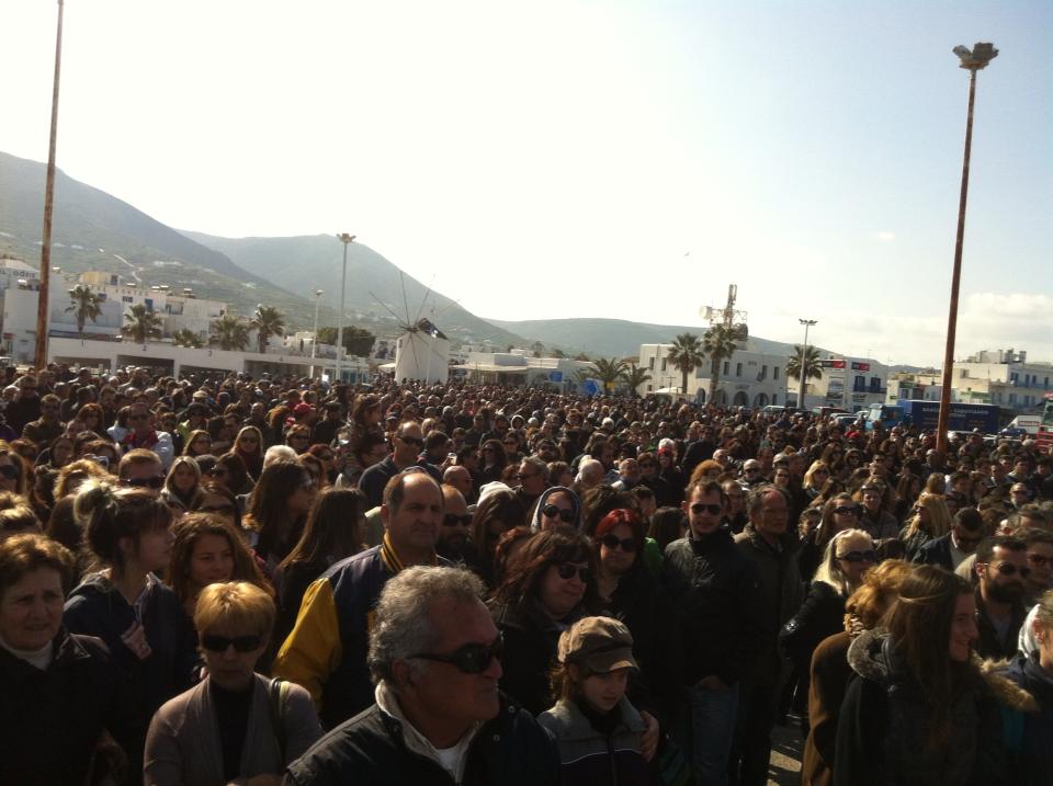 ΦΩΤΟ-ΤΩΡΑ-Οι Παριανοί στο λιμάνι για την υγεία