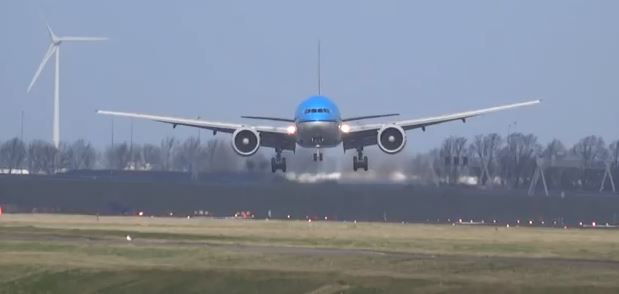 ΒΙΝΤΕΟ-Δραματική προσγείωση Boeing