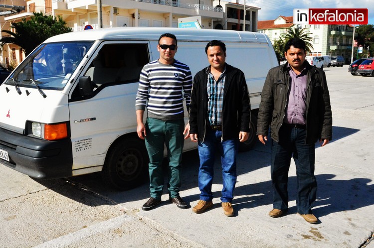 Είδη πρώτης ανάγκης στους σεισμοπαθείς από Πακιστανούς