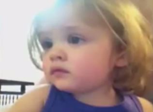 ΒΙΝΤΕΟ-Αθεράπευτα ρομαντική στα 2 της χρόνια