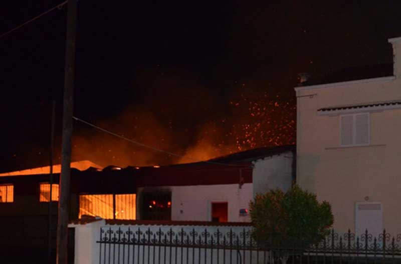 ΦΩΤΟ-Φωτιά σε βιοτεχνία ξυλείας στα Τρίκαλα