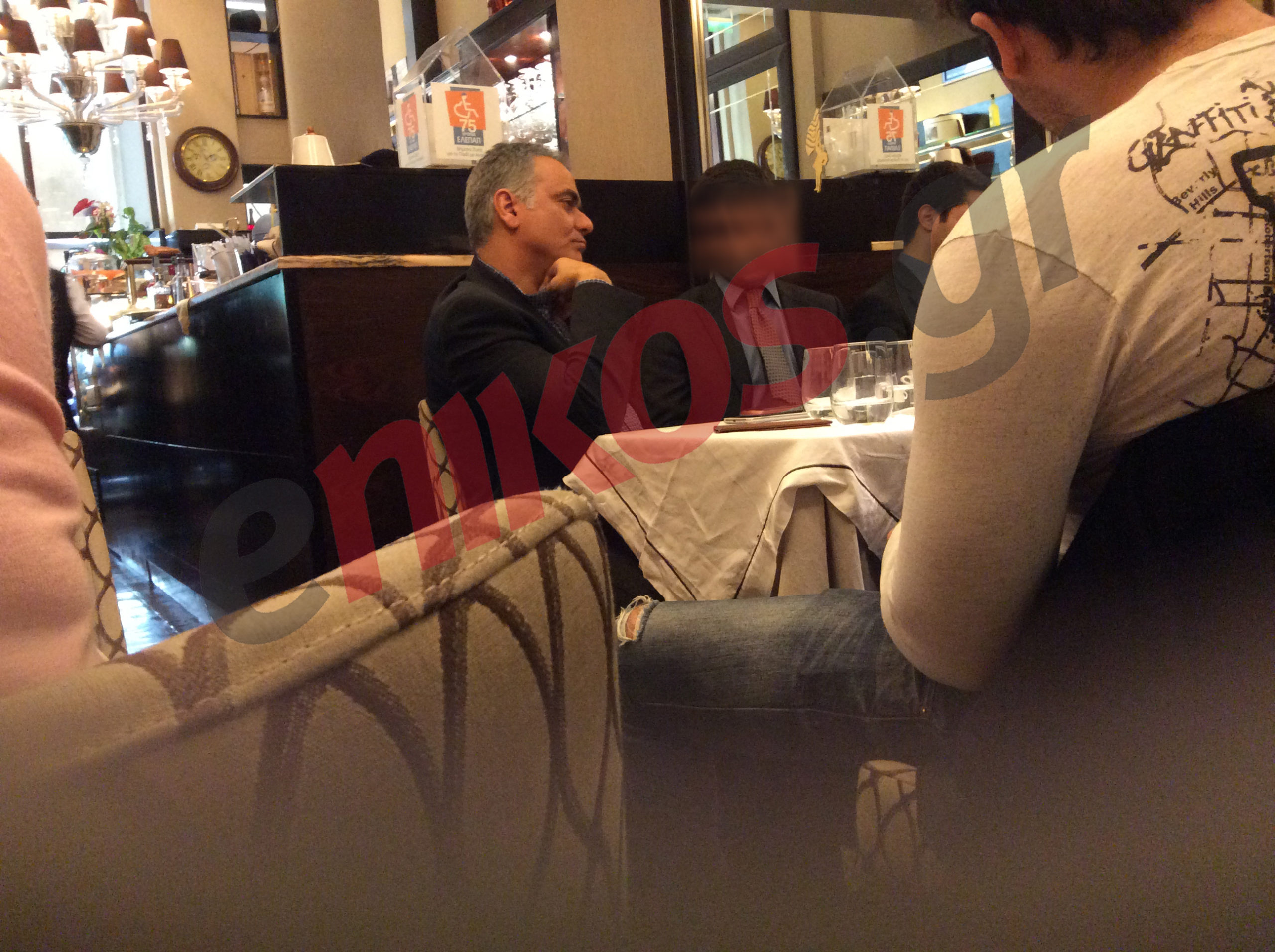 ΦΩΤΟ-Συζήτηση με καφέ ο Σκουρλέτης