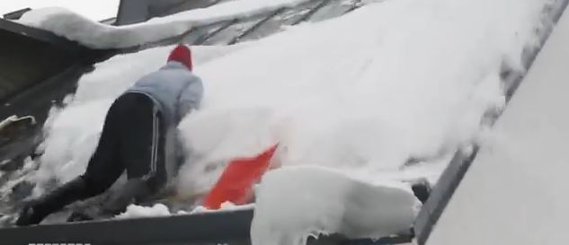 ΒΙΝΤΕΟ-Η χιονοστιβάδα της στέγης