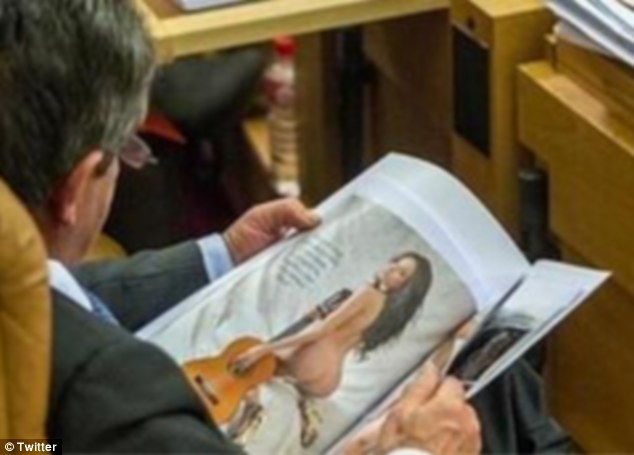 ΦΩΤΟ-Στη Βουλή με «ροζ» περιοδικό