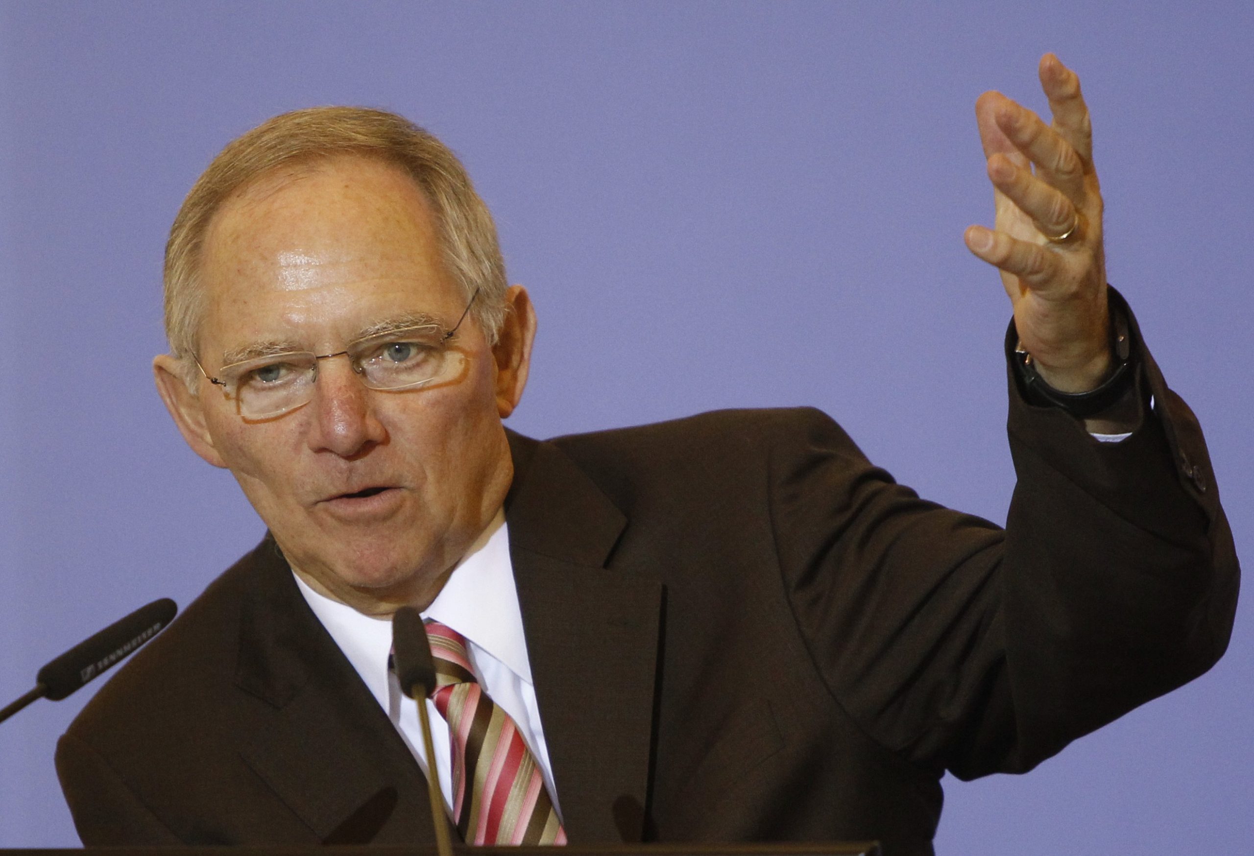 Σόιμπλε: Ναι στη βοήθεια, όχι στο κούρεμα