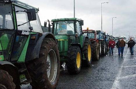 Αγρότες απέκλεισαν την εφορία και την εθνική οδό
