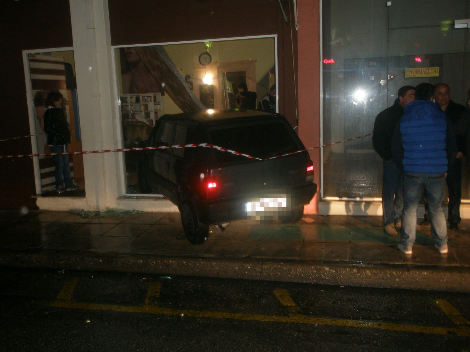 ΦΩΤΟ-Το… «πάρκαρε» μέσα σε μια βιτρίνα