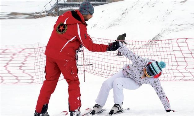 ΦΩΤΟ-Η τούμπα της παρουσιάστριας στο σκι