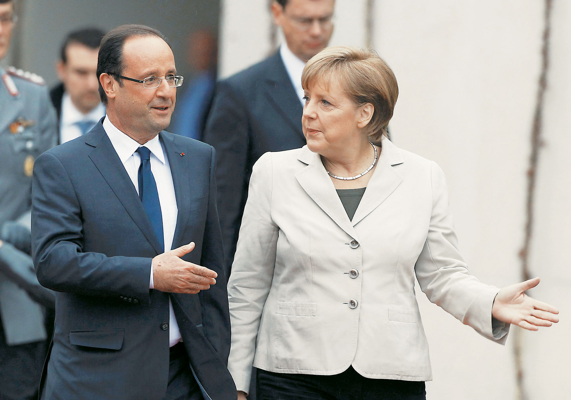 Στρατιωτική συνεργασία με τη Γαλλία επιθυμεί η Μέρκελ