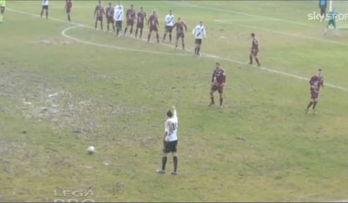 ΒΙΝΤΕΟ-Γκολ με τάκλινγκ από τη μία περιοχή στην άλλη