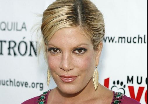 Φοράει τη βέρα της παρά την απιστία