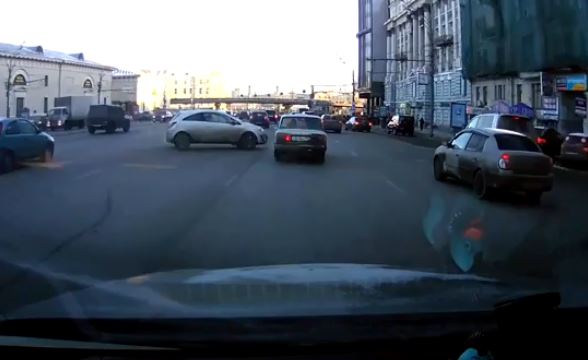 ΒΙΝΤΕΟ-Και γλίτωσε και πάρκαρε