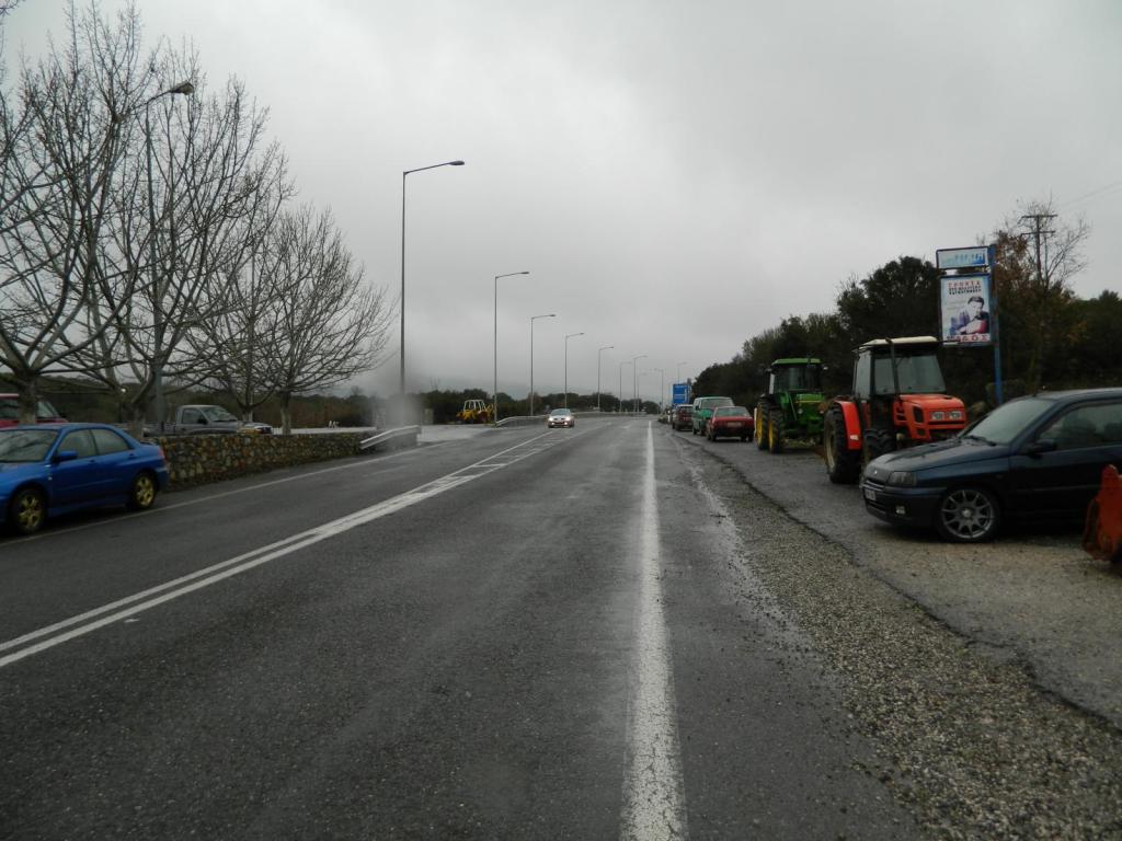 ΒΙΝΤΕΟ-Παραμένουν στους δρόμους οι αγρότες