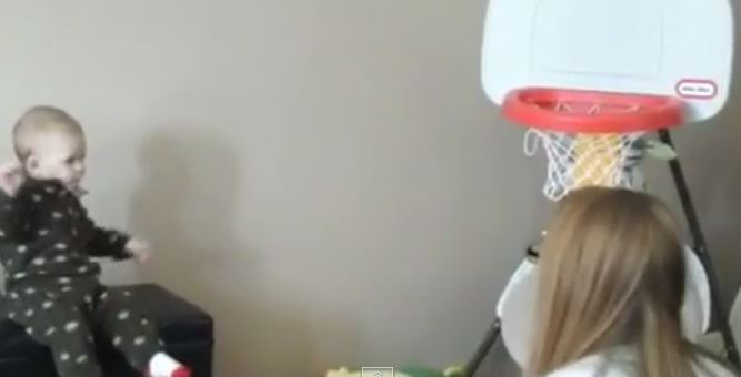 ΒΙΝΤΕΟ-Βάζει τρίποντα από την… κούνια