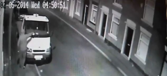 ΒΙΝΤΕΟ-Εμπρηστής βάζει φωτιά …στον εαυτό του