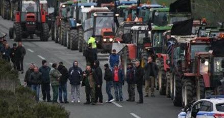 Το λιμάνι της Ηγουμενίτσας πλησίασαν οι αγρότες