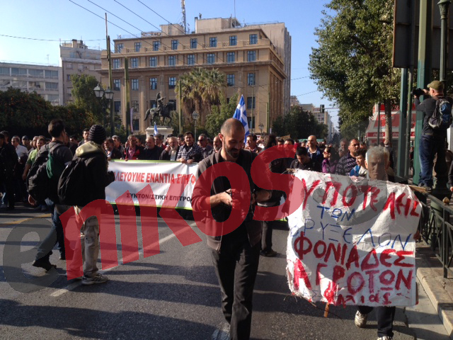 ΤΩΡΑ-ΦΩΤΟ: Στην Σταδίου οι αγρότες