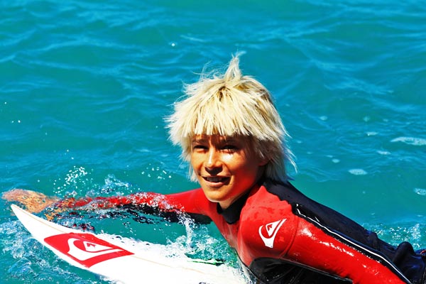 Αυτός είναι ο ομογενής παγκόσμιος έφηβος πρωταθλητής σέρφινγκ