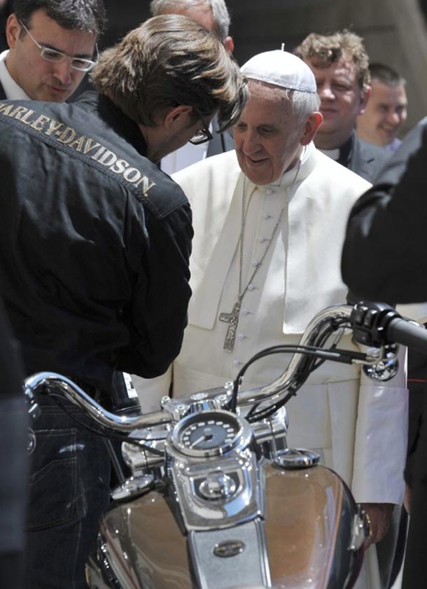 Ο Πάπας πούλησε την μηχανή του