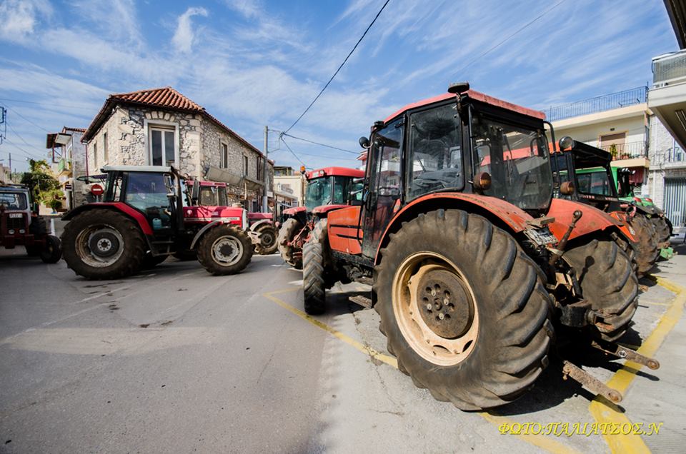 ΦΩΤΟ-Το χωριό γέμισε με τρακτέρ