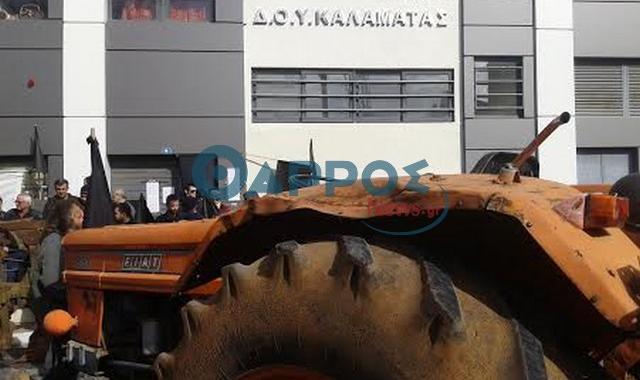 ΒΙΝΤΕΟ-Απέκλεισαν τη ΔΟΥ Καλαμάτας
