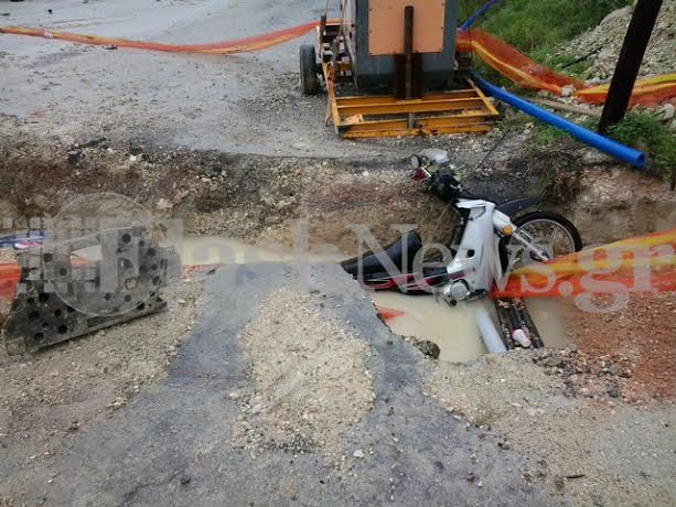 Χαντάκι «κατάπιε» αναβατή μηχανής