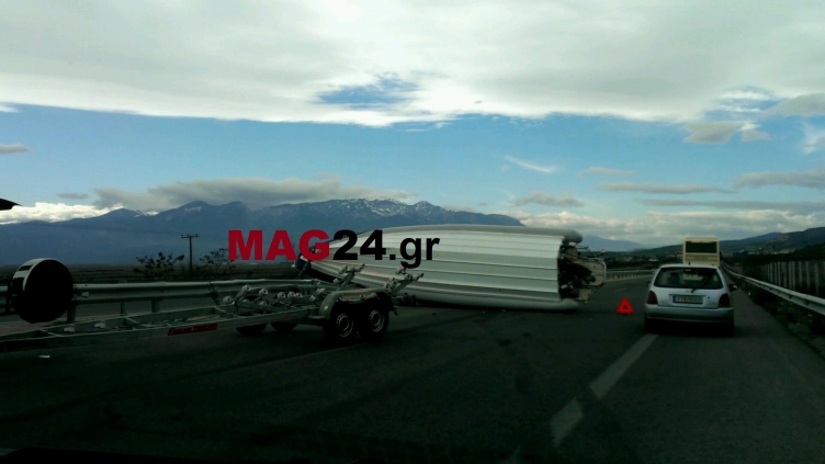 ΦΩΤΟ-Βάρκα έπεσε από τρέιλερ στην Εθνική Οδό